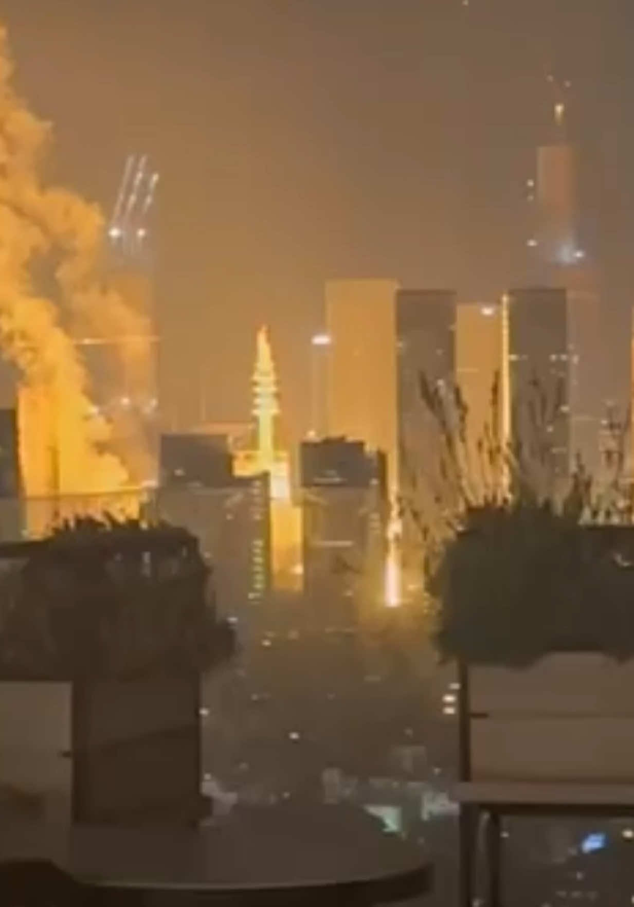 ⁨	המתקפה האיראנית: קולות נפץ עזים במרכז הארץ - פטריית עשן בלב תל אביב #n12 #חדשות12 #איראן #iran ⁩