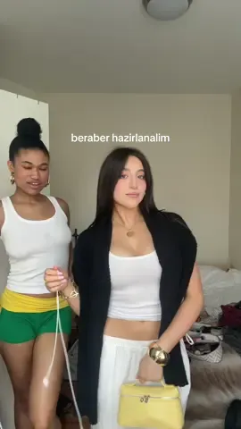 beraber hazirlanalimmm feat. @stinkstink #grwm #getreadywithme #oot #outfitoftheday #casualoutfits #casualoutfit #whitetanktop #whitetank #summerlooks 