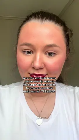 oh she meant it when she said lip STAIN @Huda Beauty @Huda and NO transfer 👄👏 #hudabeauty #huda #lipstain  #hudabeautylipstain #lippies #makeuptok #hudabeautycontourlipstain #transfertest #transfer #weartest #makeupweartest 