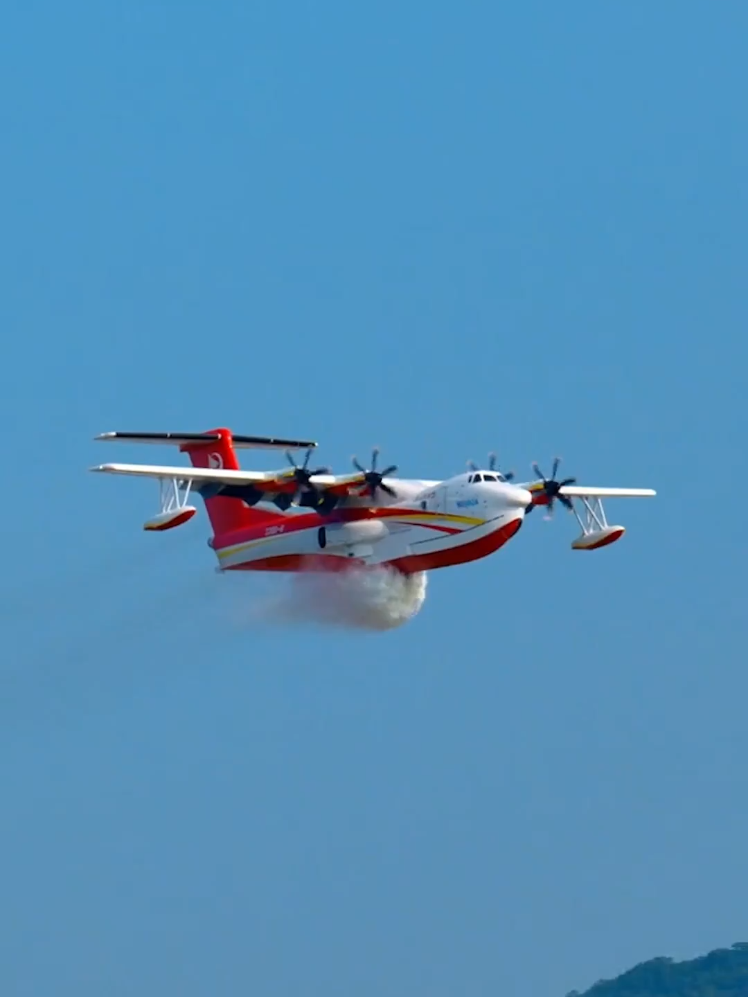 China’s independently developed amphibious aircraft fit for both firefighting and waterborne rescue, the AG600 “#Kunlong,” has entered mass production after receiving its certificate.