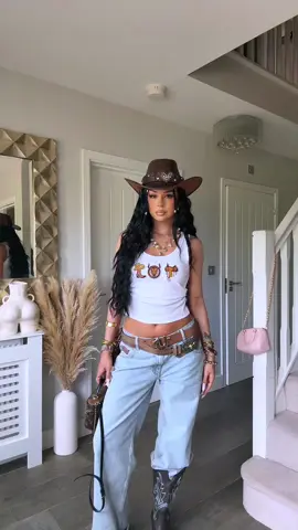 Beyoncé with @Porsche Retail Group 🥹🐝🤠 #fyp #concerts #cowboycarter #outfit 