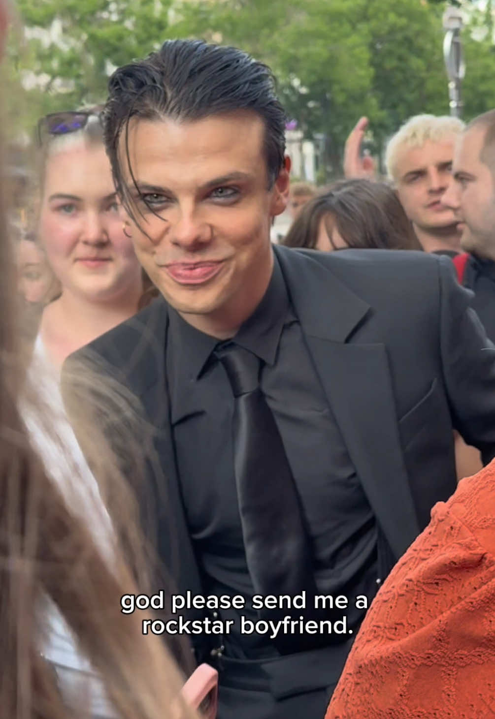 god I’ve seen what you’ve done for others pick up the phone @yungblud #yungblud #yungbludarmy #blackheartsclub 