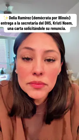 Delia Ramírez (demócrata por Illinois) entrega a la secretaria del DHS, Kristi Noem, una carta solicitándole su renuncia. #kristinoem #dhs #deliarameriz #politics #democrat #republican #departmentofhomelandsec #congress