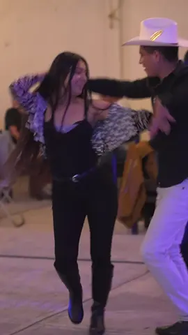 @Eduardo Rojas @Jenny De Luna@Los tigrillos #cumbiatexana #vueltasyvueltas #bailndo #baileschingones #paratii #fyp 