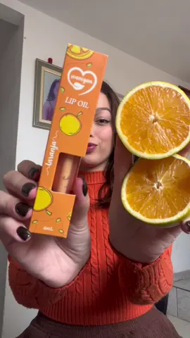Brilho de uva 🍇, frescor de laranja 🍊 e uma boca irresistível! O Gloss Lip Oil da Sou Vegan é 100% vegano, tem textura leve, hidrata de verdade e ainda entrega aquele glow natural que a gente ama ✨💋 Qual o seu mood hoje: docinha como uva ou refrescante como laranja? 😍 Conta pra gente aqui nos comentários! 👇 #fyp #GlossLipOil #BelezaVegana #BrilhoNatural #Autocuidado #GlowUp 