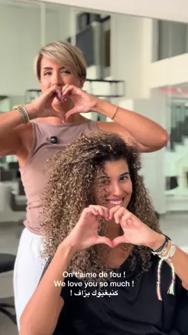 Ma nièce @shaynotshy.xo est tout droit arrivée de Dubaï pour me confier sa belle chevelure. On a sublimé ses magnifiques boucles avec un ombré lumineux.. et le résultat est juste CANON 😍 #HairTransformation #beforeafter #pourtoi #pt #fyp #fyppp #niyabeautymaroc #curlyhair #ombrehair #volume #dubai #marrakech 