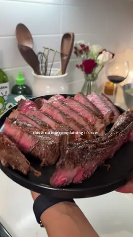 a 𝙧𝙖𝙧𝙚 moment if u ask me ✨🥩🤭 #ribeye #steak #steaktok #steakdinner 