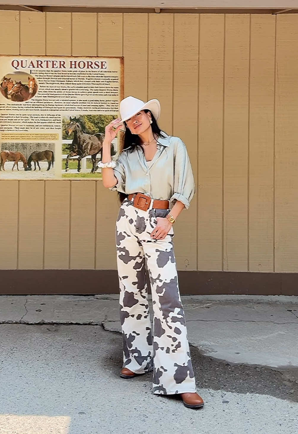 Fashion AND horse back riding? Now that’s a sport 🐎👒 @abercrombie  @12TH TRIBE  @Tommy Hilfiger  @Commense  #horsebackriding #horsegirl #westernchic #cowgirloutfit #smokymountainstennessee #outfitsideas 