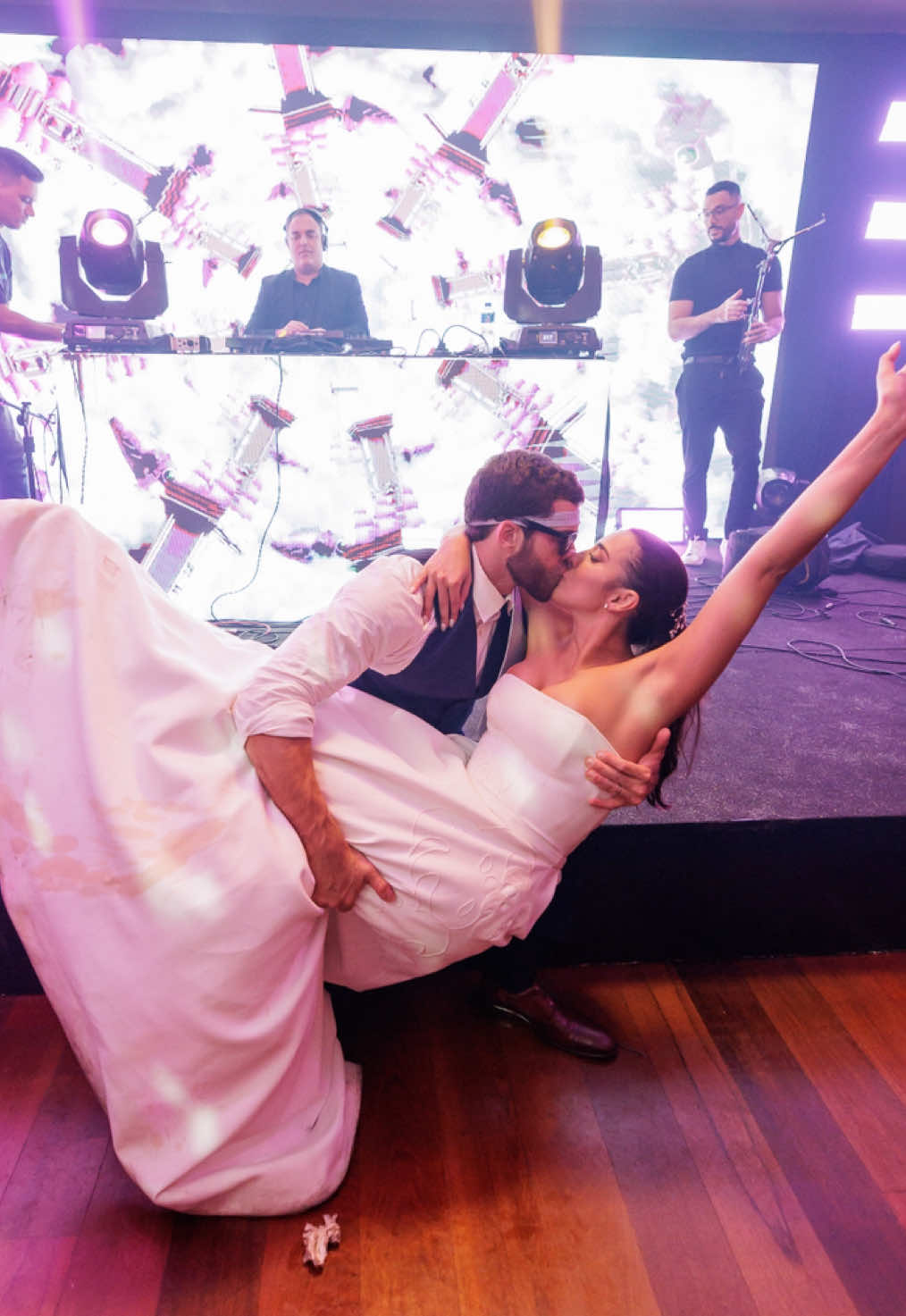 Registros do melhor dia da vida que tão muito bons pra eu guardar só pra mim 😌🤌🏽  #fy #fyp #video #videoviral #trendingvideo #trendingsong #sebebernaocase #casamento #couplegoals #festadecasamento #weddingday 