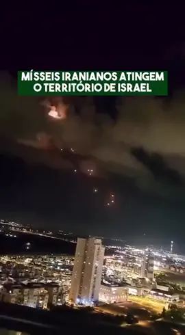 🚨 TEL AVIV SOB ATAQUE: CHUVA DE MÍSSEIS IRANIANOS A noite desta sexta-feira 13 está sendo marcada por um ataque em massa do Irã contra Israel. Dezenas de mísseis estão sendo lançados e atingindo diferentes pontos do território israelense. ➡️ No vídeo, é possível ver Tel Aviv sendo diretamente bombardeada, enquanto os sistemas antiaéreos tentam interceptar os projéteis. A escalada do conflito atinge um novo nível e preocupa o mundo inteiro. #TelAviv #AtaqueIraniano #IsraelSobAtaque #MíssilIraniano #ConflitoMédioOriente #GuerraAoVivo #SextaFeira13 #IrãVsIsrael #AlertaMundial #NotíciasDeHoje #OrienteMédio #CriseInternacional #BombardeioIsrael #AtaqueTelAviv #breakingnews 