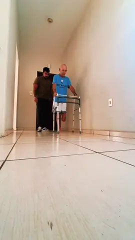 Começo de uma nova fase! 💪🦿 Hoje foi dia de dar os primeiros passos com o andador… Depois de uma amputação, o processo de reabilitação é cheio de desafios físicos e emocionais. Mas cada pequeno avanço é uma grande vitória! 👣✨ Aqui a gente trabalha força, equilíbrio, confiança e, principalmente… a vontade de seguir em frente! 🚶‍♂️🔥 #Fis#Fisioterapiaa#Reabilitaçãop#Amputadoi#PrimeirosPassosd#Andadorp#Superaçãos#FisioterapiaFuncionals#FisioterapiaMotorad#VidaAtivac#FocoNaRecuperaçãoh#RehabJourneytivaçãoDiária #mffisioterapia #marcosfelipefisioterapia 