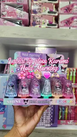 💜Así se siente el último llamado del Lipgloss más adorable del universo. ✨ 🥹Aún quedan algunas unidades de este hermoso labial mágico. 🩵Disponible en tienda física y pagina web. 🛍️Si aún no lo tienes, esta es tu señal para no dejarlo ir.  💋Labial lipgloss Kuromi Hold morning 💲5mil. 🤳🏻 www.DivinasMakeup.com 