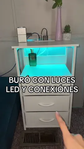 “Buró moderno con luces LED, estación de carga y cajones. Ideal para darle estilo y funcionalidad a tu cuarto. 🔌✨”#LEDNightstand #ChargingStation #SmartFurniture #RoomGlowUp #ModernSetup #BuróConLuces #MuebleConEstilo #MesaDeNocheModerna #EstaciónDeCarga #BuróInteligente
