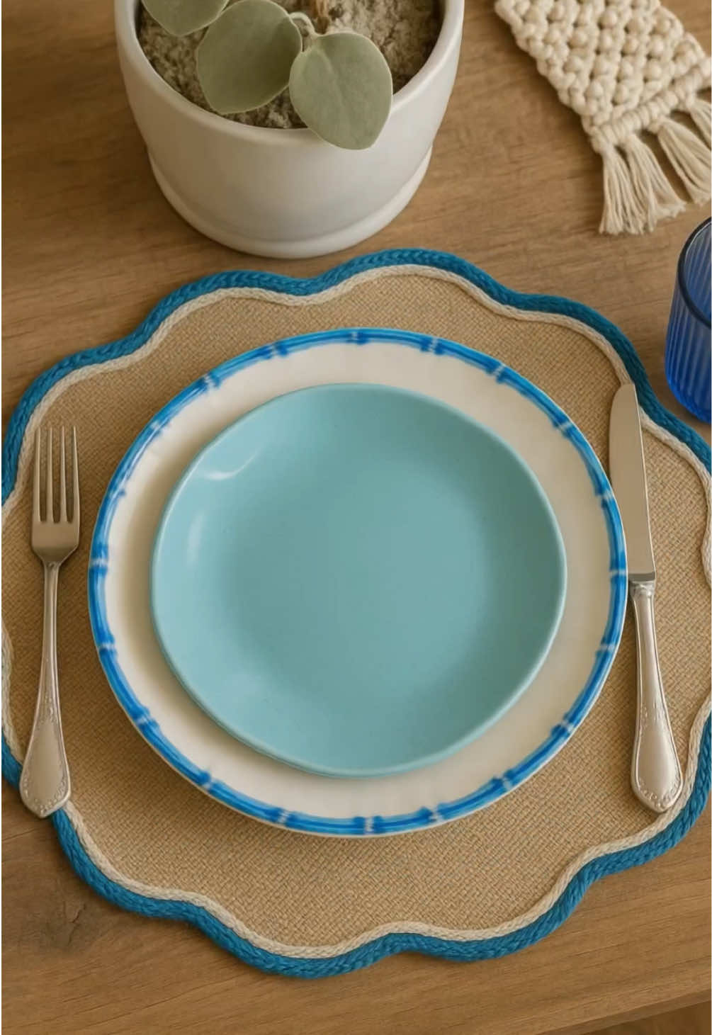 ✨ DIY Lugar Americano Rústico com Juta ✨ Simples de fazer, impossível de esquecer. Hoje, eu te convido a criar comigo um lugar americano que é a cara do artesanal rústico: feito com juta, barbante e aquele toque especial que só o feito à mão carrega. 🧵 Passo a passo com alma: 1️⃣ Começo impermeabilizando a juta com uma mistura de cola branca e água. Além de evitar desfiados, isso dá firmeza e durabilidade ao corte. Essa etapa é simples — mas transforma tudo. 2️⃣ Em seguida, transfiro o molde (em forma de flor) para a juta. Contorno com cola quente e três espessuras diferentes de barbante, criando relevo, textura e um charme único. 🌼 O resultado? Uma peça que vai além da decoração: é presença, é toque de acolhimento à mesa. Não é só bonita — é significativa. Foi feita por você, com calma, com intenção… e isso muda tudo. 🧡 Fazer com as mãos é acalmar a mente. Esse projeto é um convite pra desacelerar e se reconectar com o prazer de criar. Um momento só seu, que vira beleza compartilhada. 📩 Quer o molde gratuito? Comenta “EU QUERO” aqui nos comentários e me envia um “Oi” no direct que eu te mando! Importante: se sua conta for privada, só consigo te enviar se você me chamar no direct, tá? ✨ Leva essa ideia pra sua casa, para a sua mesa, para o seu momento. E se fizer, me marca! Vou adorar repostar sua criação. #DIY #RústicoChic 