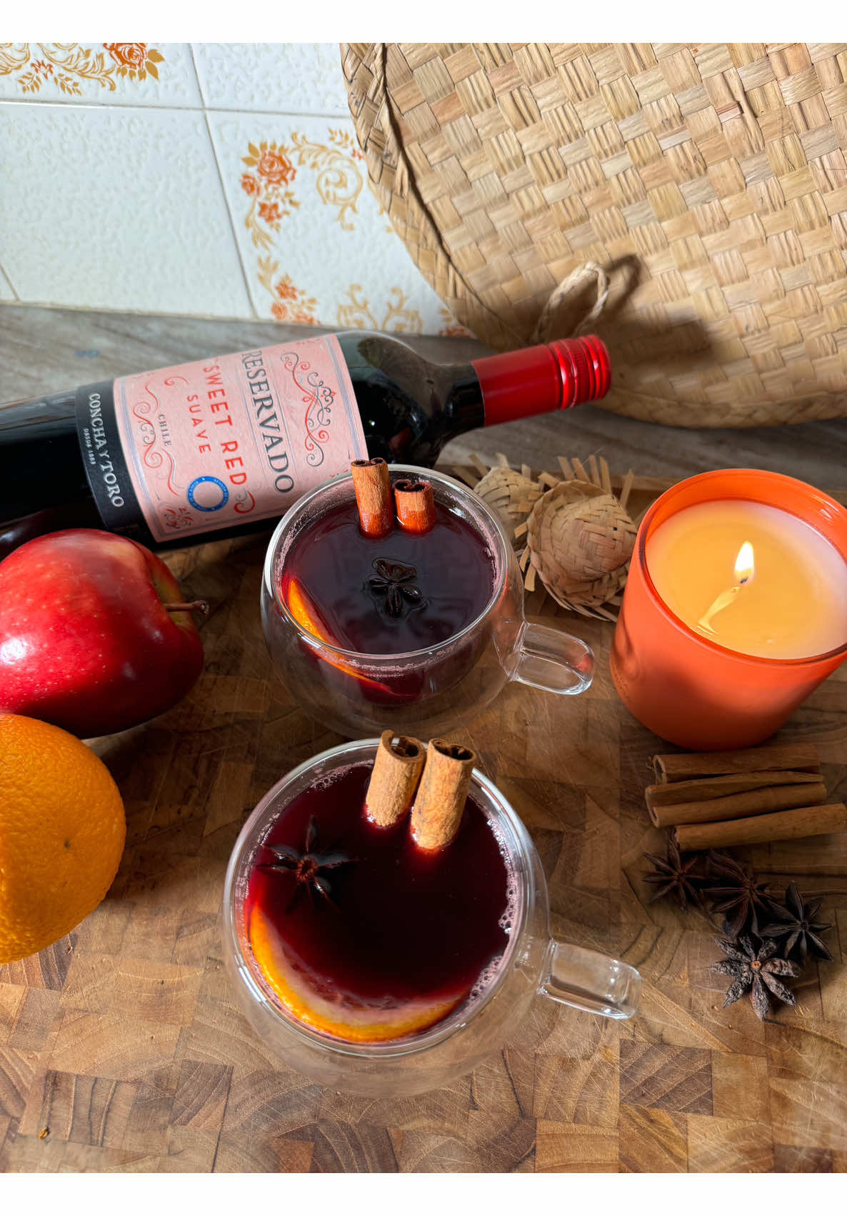 Pra que esperar a festa junina ou pagar caro na quermesse, se você pode fazer seu vinho quente em casa e ainda mais gostoso? E ainda um vinho quente pode te levar ao Chile em uma viagem com acompanhante com tudo pago! 🍷✨  No vídeo, eu te conto como participar. Eu amei gente, juroo! Mas bora pra receitas antes:   • 1 colher de sopa cheia de açúcar  • 300 ml de suco de laranja  • 1 garrafa de Reservado Sweet Red (750 ml)  • 1 laranja Bahia  • 3 rodelas de limão siciliano  • 1 maçã Fuji  • 2 paus de canela  • 4 anis estrelados  Deixe ferver por 10 minutinhos e pronto! Fica perfeito! 😍 Para concorrer a viagem é bem simples: Poste um vídeo criativo fazendo uma receita de drink com vinho  Siga e marque @reservadoconchaytorobr  Não esqueça de usar a hastag  #CrieComReservadoSweet 🤩  Boa sorte!!! Beba com moderação e confira o regulamento completo do Desafio do Vinho Quente no link na bio da @Reservadoconchaytoro. Proibido para menores de 18 anos, beba com moderação #vinho #vinho🍷 #vinhoquente #receitasjuninas #receitasfaceis #drinks #festajunina #publi
