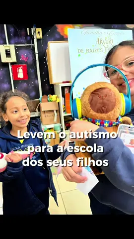 Uma capivara autista na escola? Sim! 💙🐾 Hoje vivi uma das maiores provas de que pequenos gestos podem gerar grandes transformações. Na reunião da escola das meninas, fui surpreendida pela apresentação de uma mascotinha autista: uma capivara de pelúcia com abafador, cordão de identificação, crachá e uma cartinha de apresentação. Ela foi criada pela escola como uma forma lúdica de conscientizar as crianças sobre o autismo e o mais emocionante: foi inspirada na Ana Lua. 💌 A mascotinha mora em uma caixa, assim como a Ana Lua fazia quando precisava se regular. E até a cartinha que acompanha a capivara foi inspirada naquela que entreguei para a escola no início do ano. Ver minha filha e nossa história servindo de ponte para mais empatia e acolhimento me emocionou demais. 🌈 É por isso que o Canto do Autismo existe: para criar mais espaços de compreensão, pertencimento e amor. 📹 No vídeo, compartilho esse momento tão especial com vocês. Que ele inspire mais escolas e famílias a olharem com carinho para as necessidades únicas de cada criança. 💛 #autism #tea #inclusaoescolar #autismobrasil💙 #fyp #foryoupage 