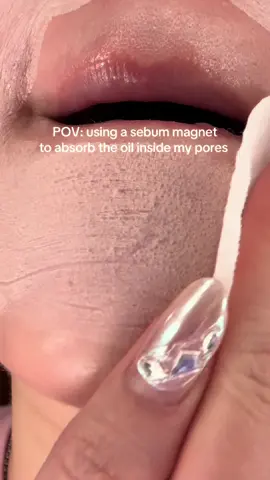 The pores : the sebum being absorbed 🥹🙌🏻 #kbeauty #koreanskincare #pores #cloggedpores #sebum #skintexture #skinglow #acne #skin1004 #claystick 