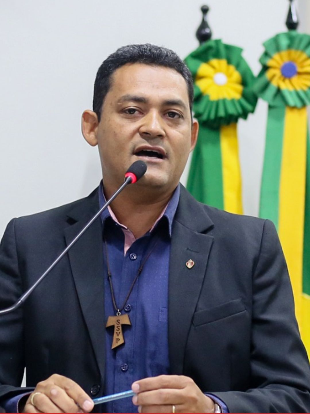 Sabe o que a gestão municipal junto com seus bajuladores muito bem pagos estão fazendo diante da cobrança do MP por água de qualidade? Estão causando o pânico, dizendo que a intenção do Ministério Público é embargar os abastecimentos. Há mais de 20 anos no poder, não tiveram tempo nem condições, segundo eles, de garantir o direito básico da água para as comunidades. É gente que ficou milionária na política querendo que o pobre se contente em dar água com capa rosa para as crianças em uma escola. É gente muito bem de vida defendendo que não existe mais pobreza e só bebe água sem qualidade quem quer. Esta é a Várzea Alegre, esta é a cidade de gente que naturaliza o erro em nome de defender cacique político. Enquanto nós estamos na luta, não para fechar abastecimento de água, mas para que todos tenham direito á água de qualidade. #mandatopopular✊🏼✊🏽✊🏿 #MichaelMartins #VárzeaAlegre #avozdopovo #PolíticaTransparente #FiscalizaçãoAtiva #PorUmaCidadeMelhor #JustiçaSocial #FaltaDeEmpatia #políticaspúblicas #saúde