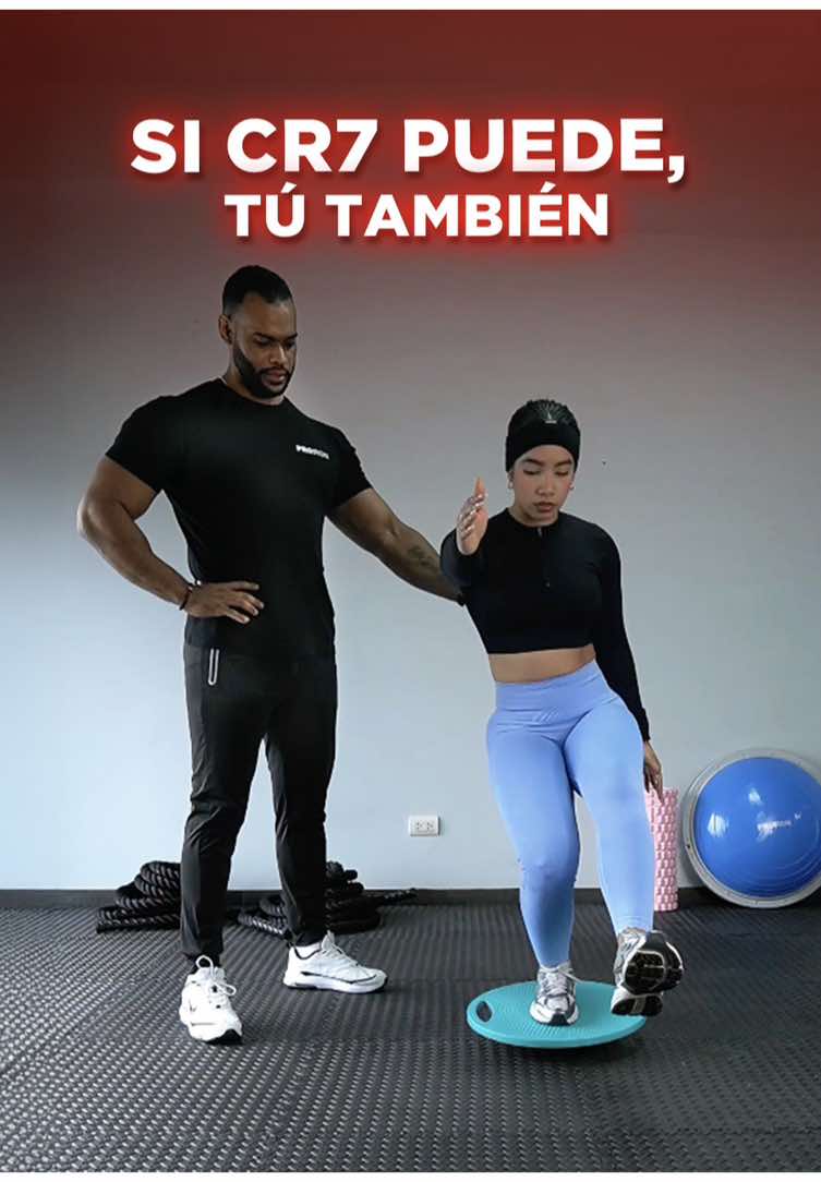 Todos queremos vernos como CR7 a sus 40 años, ¿verdad? 😅 Para eso puedes seguir su rutina con nuestro Balance Board que te ayudará a mejorar tu equilibrio, fuerza y coordinación. Puedes encontrarlos en colores: ✅ Celeste y gris ✅ Naranja y gris ¿Estás list@ para conseguir tu mejor versión? Encuentra esto y más en 📍Av. Reducto 833. Miraflores o nuestra web: proiron.pe #cr7 #ejercicio #deporte #entrenamiento #proiron #entrenat #ejercitarse #gym #gimnasio 