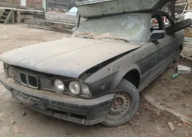 В промышленной зоне рядом с одним из складов был обнаружен припаркованным вот такой черный бумер. Судя по узору, машинка стоит тут с лихих 90-х, а водителю она уже очень давно без надобности - скорее всего отъехал в мир иной. (фоткам 11лет) (описание не моё)