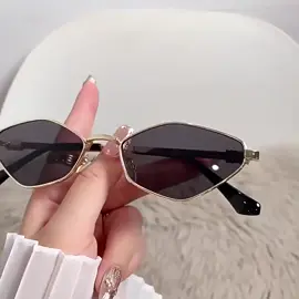Óculos Feminino Geométrico Armação em Metal Lentes com Proteção UV/UVA 400 Acompanha Case e flanela de limpeza Garanta já o seu !!! #tiktokshop #oculos #oculosdesol #oculosfeminino #moda #vestuario #acessoriosfemininos #modafeminina #oculosblogueira
