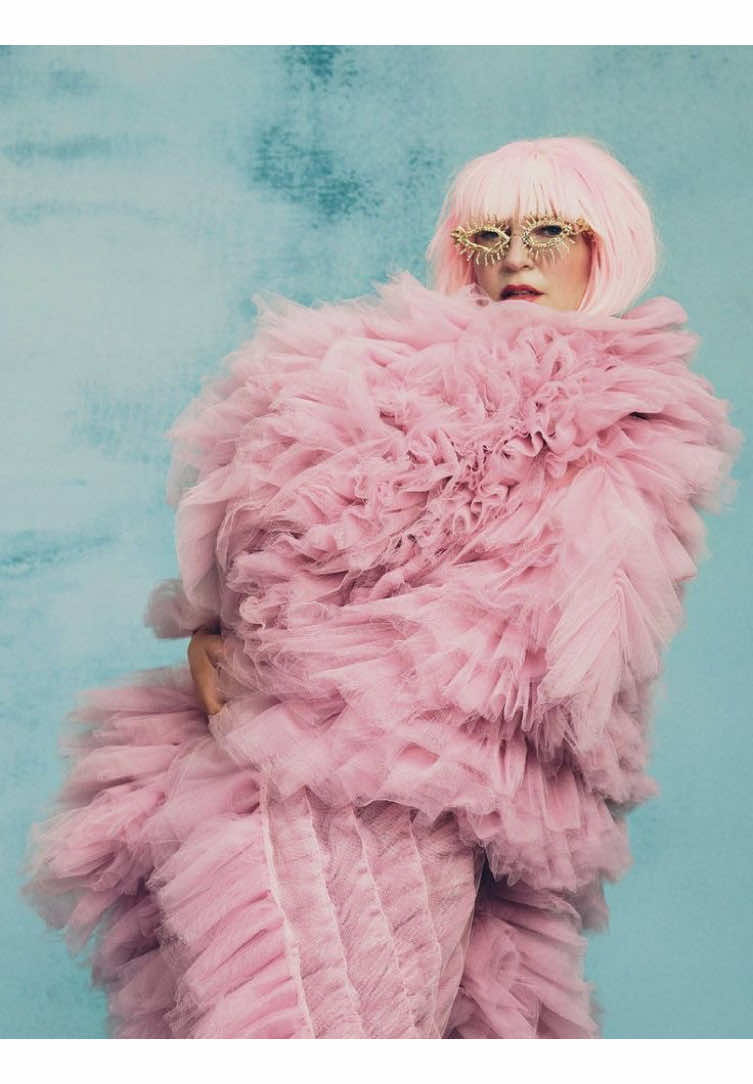 Gimme loveeeeee!!! Sia e seu último hit.  #sia #sialyrics #lyric #lyrics_songs #chandelier #alive #fypシ゚ #lyrics #lyricsvideo #edit #chandelier #lyricsedit #siasongs #songs #unstoppable #angelbythewings #video #musiclyrics #tradução #fyp #songs #sialovers 