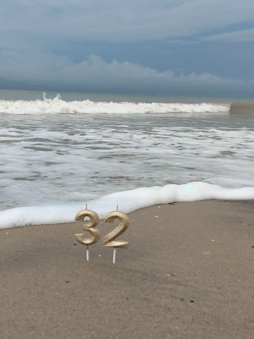 Bab 32 😁 #birthday  #beach 