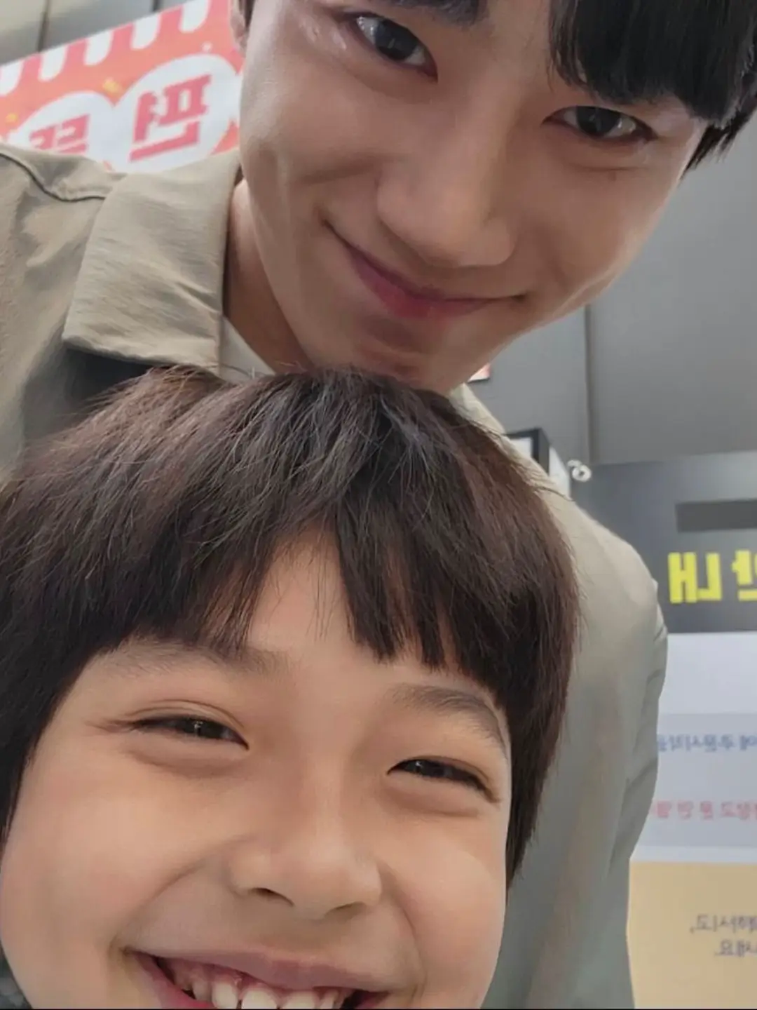 pictures of jun with kids to brighten up your day <33 #leejunyoung #이준영 #actor #mayihelpyou #pumpupthehealthylove #whenlifegivesyoutangerines #fypシ 