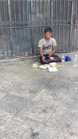 ชายพิการขาขาด รับรับข้าวแจก แรกๆ เหมือนคนสติไม่ดี แหกปากโวยวาย ด่าคนเดินไปเดินมา ผมเข้าไปทักและขู่เขาว่าไปด่าเขา เขาต่อยเอานะ และถามเขาว่ากินข้าวรึยัง เขาบอกยัง ผมก็บอกถ้าไม่ด่าไม่โวยวาย ก็เข้าไปรับข้าวได้ หลังจากวันนั้นก็ดีขึ้นมากๆ คงจะหิว