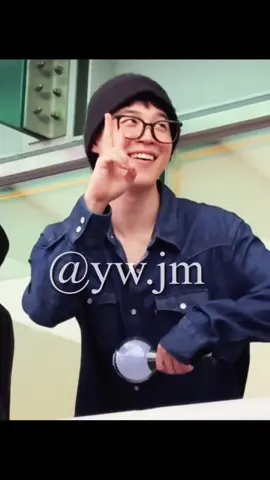 Aku masih terngiang2 gk bs move on🤭 itu sebelah'y gk ad niatan join goyang2 gtu gk sih🤣🤏 terimakasih utk konser final'y Bang. kmaren bner2 hari bhagia ARMY seluruh dunia, sampe es batu pun jg nongol😩 #jimin #yoongi #fyp @TikTok 