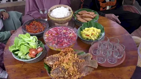 Memetik nanas jumbo dan beli anggrek | masak tumis nanas. Gurame kremes. Molen nanas. Dan es nanas segar | #kampunghalaman #kampung 