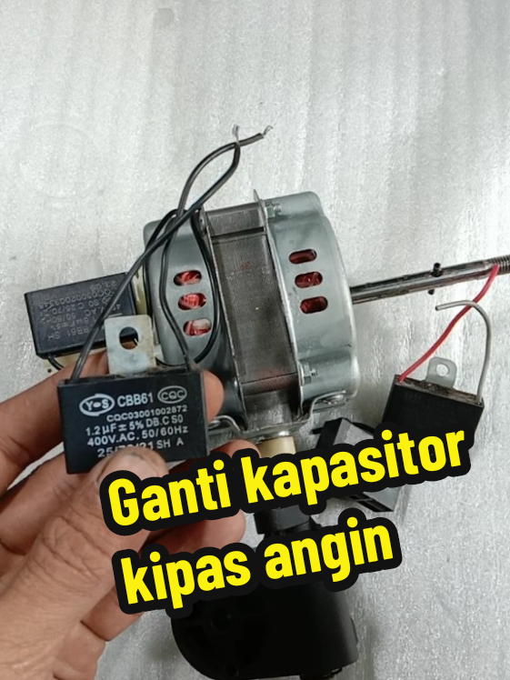 Membalas @ficqi4 Ganti kapasitor dari 1,2 menjadi 1,8 micro farad #kapasitor #kapasitorkipasangin #kapasitorsatukomalimamicro #kipasangindinding #dinamokipasangin #gantikapasitorkipasangin##wibgajian #cuantanpabatas #slmshop 