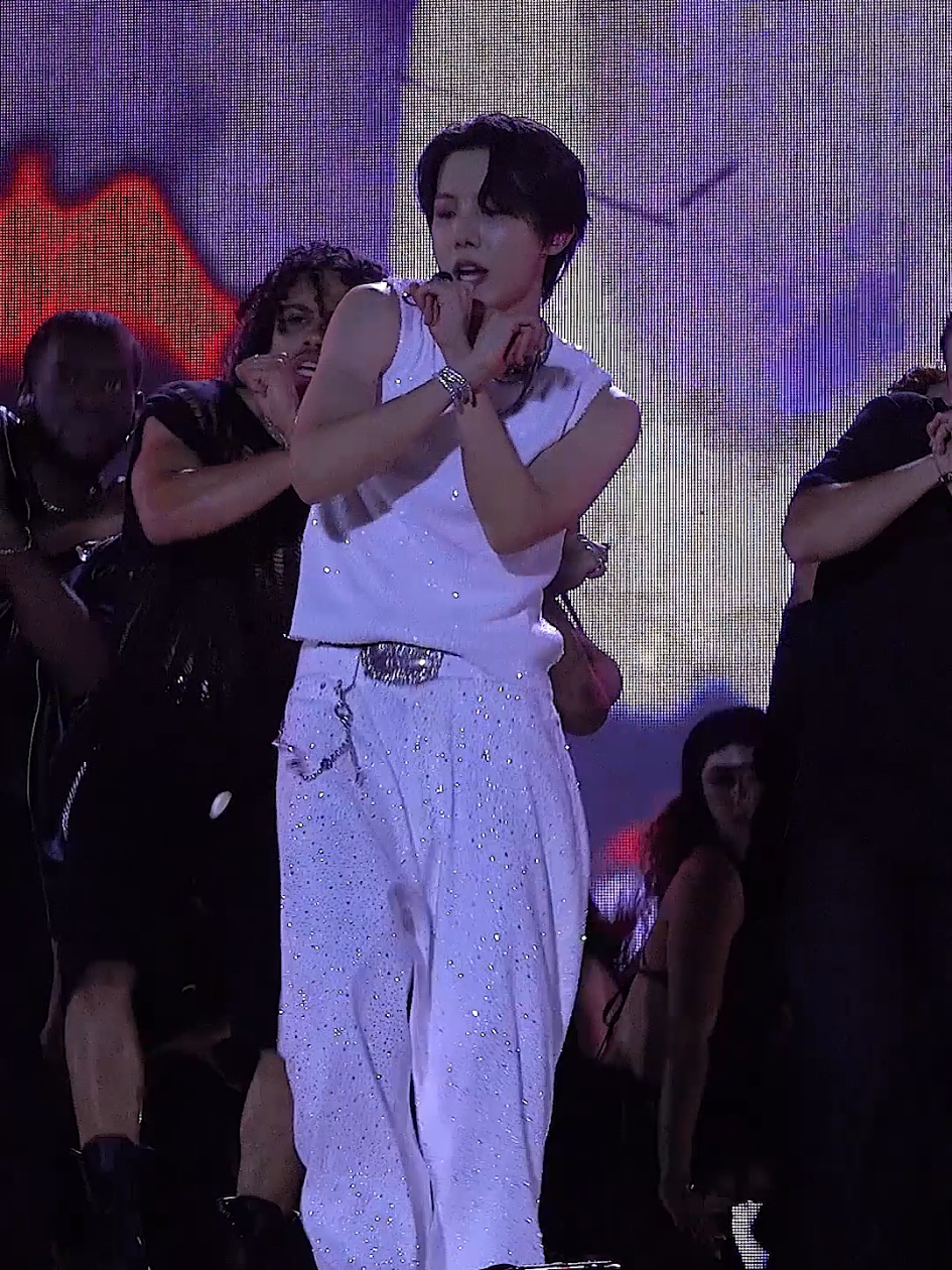 you killin' it, j-hope 🔫  #jhope_KillinItGirl #jhope #제이홉 @hobipower 