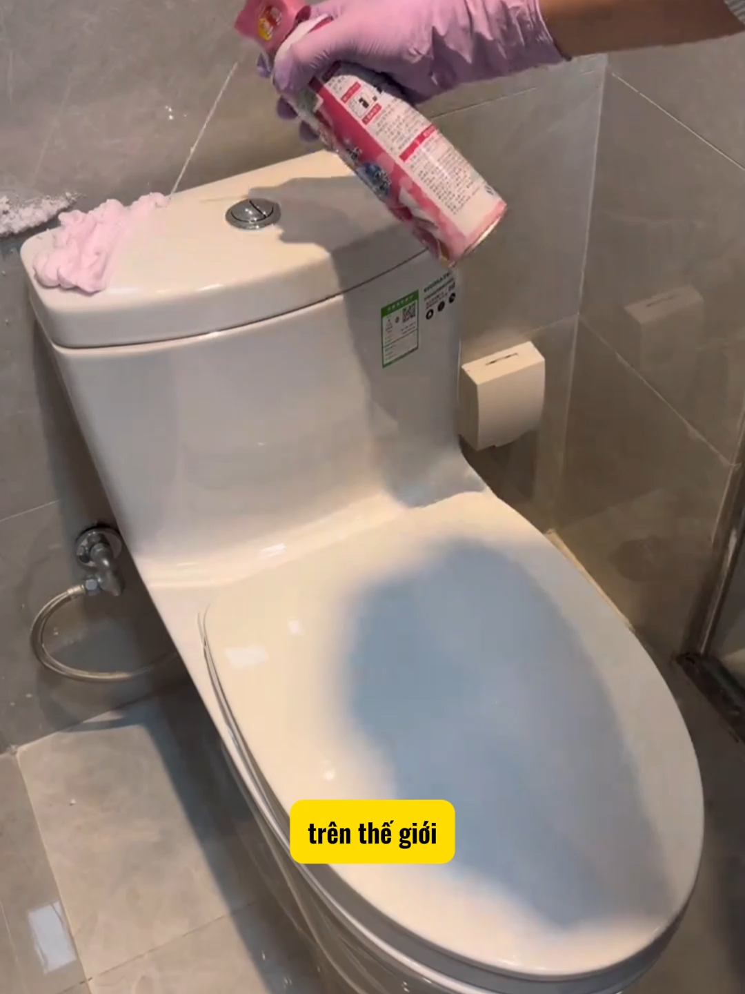 #xuhuong Mùi khó chịu, ố vàng lỳ lợm? Gọi ngay siêu nhân bọt tuyết – xịt là 'tuyết phủ' sạch bong!#giadungthongminh #giadungtienich #vesinhnhatam #xitbottuyet