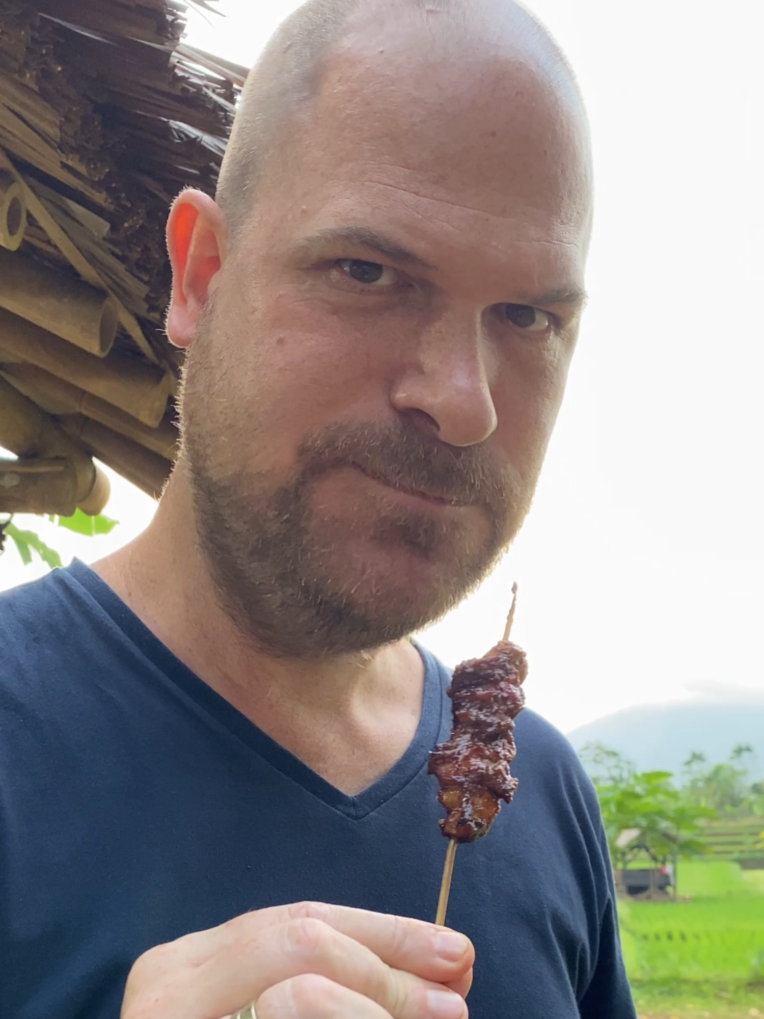 Bapak bule ga bisa berenti makan sate :) 🇮🇩 🇳🇱 #bule #buleindonesia #bulemerakyat #bulekampung #bapakuluk