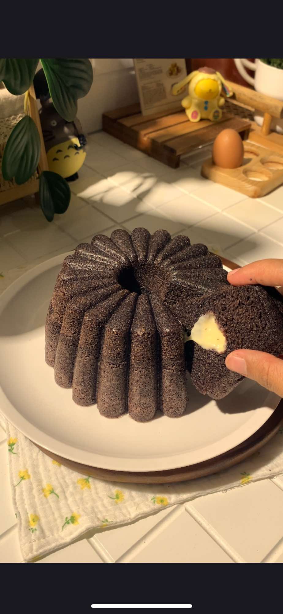 BOLU KETAN HITAM✨ Bahan  • 4 butir telur • 125gr gula pasir • 1/2 sdt sp • 1/2 sdt vanilla • 180gr tepung ketan hitam  • 1/2 sdt baking powder • 100ml minyak sayur • 65gr santan • keju oles • kental manis  Cara membuat  • mixer telur, sp, vanilla dan gula pasir. Mixer dengan kecepatan tinggi hingga kaku. • masukin tepung ketan dan baking powder ( dengan cara di ayak ) mixer kembali dengan kecepetan rendah • bahan basahya ada minyak dan santan, aduk dengan cara di pancing campurkan dengan sebagian adonan baru di aduk pakai teknik aduk lipat pakai spatula aja  • next tuang di adonan ke dalam cetakan yang sudah di olesi minyak atau margarin dan di kukus  #boluketanhitam #resepmudah #resep #cake #baked #easy #easyrecipesathome #viral #fypシ #fypage 