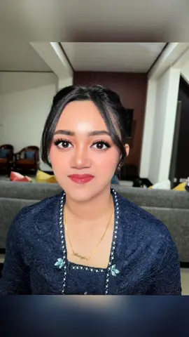 Makeup @MUAnggasu hairdo @MuabyTobyBee #makeupflawless #makeupsoftglam #makeupglamlook #makeupdewyfinish #thaimakeuplook 