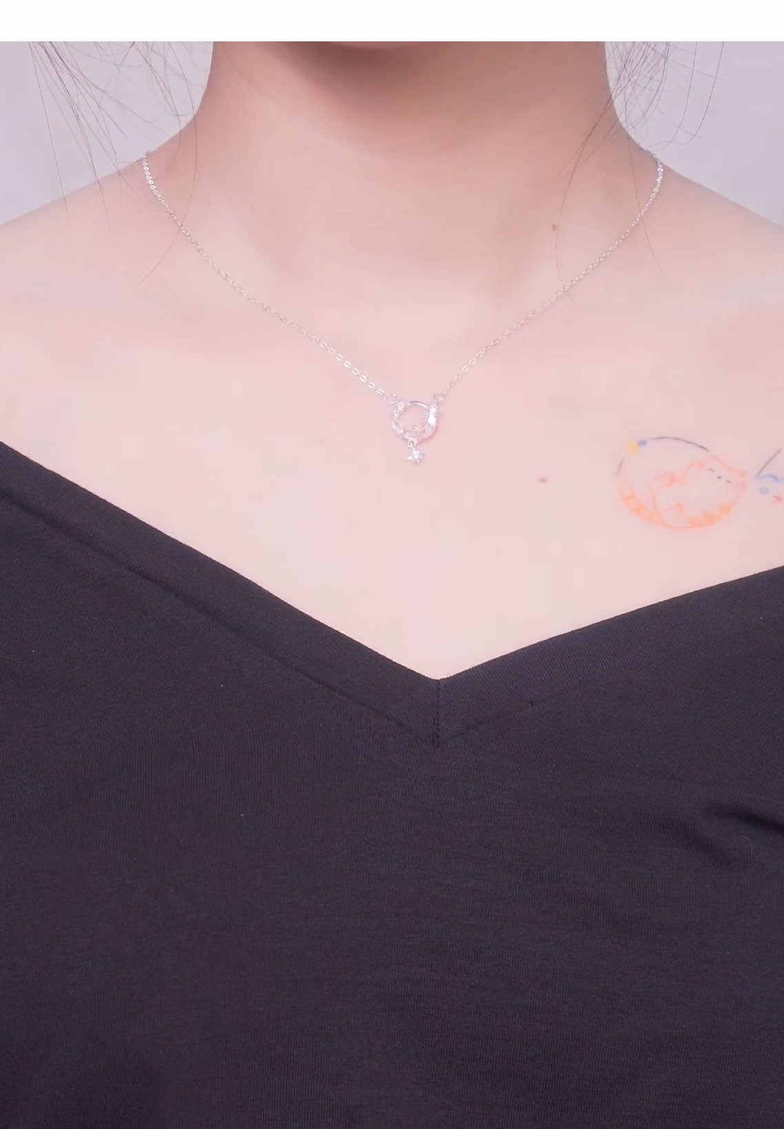 Ánh trăng thì ở trên cao, còn dây chuyền TLEE Blue Moon D0266 thì nằm ngay tim em 🌙#tleejewelry #daychuyenbactlee #lactaybactlee #nhanbactlee #nhandoibactlee #khuyentaibactlee #lacchanbactlee #setquatangtlee #trangsuc 