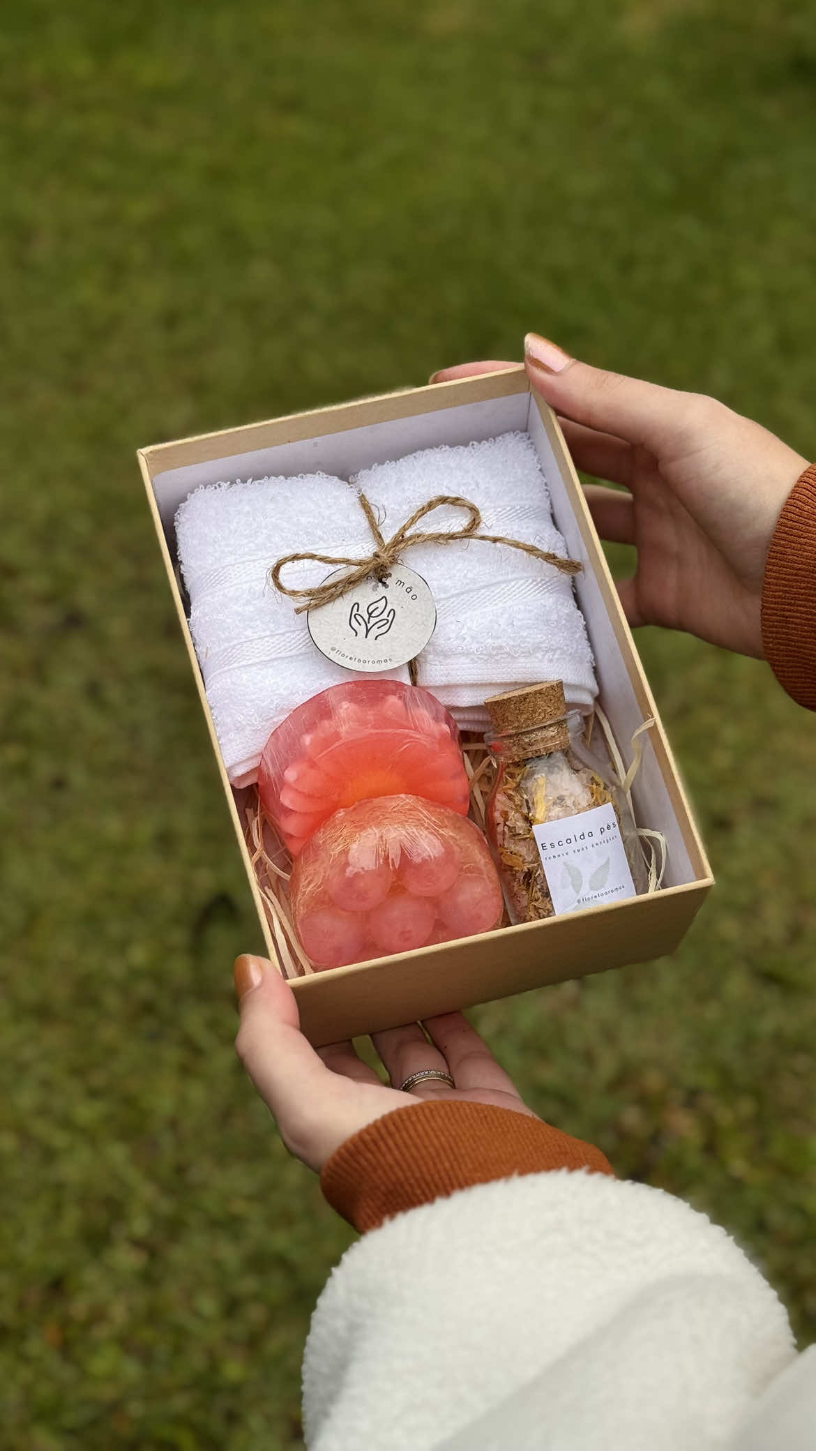 Kit Presente Flor de Cerejeira 🌸 Esse kit foi pensado com carinho para proporcionar momentos de relaxamento e autocuidado. Os sabonetes são personalizados e artesanais, com o aroma suave e encantador da flor de cerejeira. Ideal para presentear alguém especial, ou se presentear também! ✨ Oque vem na caixinha: • 1 sabonete massageador de flor de cerejeira • 1 sabonete com bucha vegetal de flor de cerejeira • 1 frasco de escalda-pés de flor de cerejeira • 1 toalhinha de mão macia Feito com amor por Floreta Aromas 💕 #cuidadosnaturais #saboneteesfoliante #feitoamāo #artesanal #aromaterapianatural #banhocomamor #sabonetesartesanais #presente #mimo 