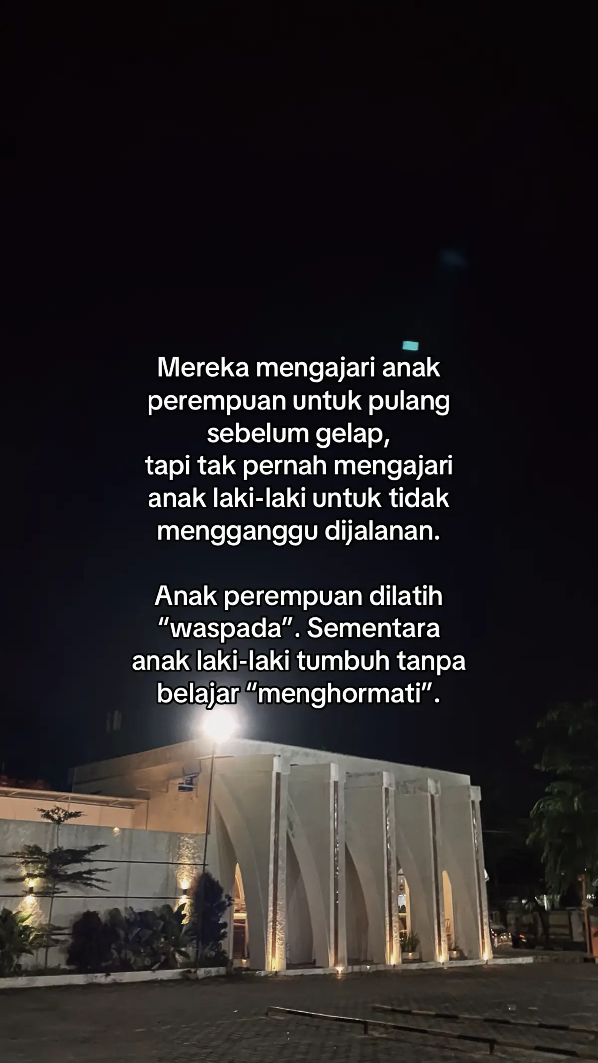 anak perempuan juga butuh kebebasan dalam mengenal dunia, tidak selamanya terus-terusan dikurung didalam rumah, kita juga sebagai perempuan mengenal yang namanya batasan dan menjaga diri dan harga diri. tapi perlu diingat juga bahwa enggak semua keluarga hanya menekankan kewaspadaan ke anak perempuan. Banyak juga kok orang tua yang ngajarin anak laki-laki buat hormat sama orang lain, cuma memang masih ada yang belum sadar pentingnya hal itu. Yang perlu kita dorong adalah pendidikan yang seimbang anak cewek dan cowok sama-sama harus diajarin soal empati, menghargai batasan orang lain, dan tanggung jawab sosial. Nggak cukup cuma bilang “jangan pulang malam”, tapi juga harus ada ajaran ke cowok buat nggak ganggu atau merasa punya kuasa atas orang lain. Media, sekolah, lingkungan, dan keluarga punya peran besar buat bangun budaya saling menghormati ini. Kritik ini penting, tapi alangkah baiknya disampaikan tanpa menyudutkan satu sisi aja, supaya pesannya bisa lebih diterima dan bikin semua pihak mau berubah. Jadi, bukan soal siapa yang lebih salah, tapi soal gimana kita bareng-bareng bikin lingkungan yang aman dan setara buat semua. #forworld #hatepatriarchy #mindsetmotivation #womensupportingwomen  #4u #womenownedbusiness #forwomen  #reality #valueyourself  #fyp #relatable 