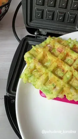 Кабачковые ПП ВАФЛИ с ветчиной 🔥сохраняй ✅ Меню для снижения веса на 28 дней можно приобрести на WB🔥артикул: 📌328108526 🍀МЕНЮ ЛЕТО-ОСЕНЬ 56 РЕЦЕПТОВ уже на WB:артикул 417375146 Пиши мне в директ «МЕНЮ» и я вышлю тебе 3 дня индивидуального меню под твои параметры БЕСПЛАТНО❤️ Очень нежные ,вкусные,просто таят во рту 🤤завтрак -это все 6 шт одному😁но сразу умножайте ингредиенты на количество желающих ,а то не успеете отвернуться -а уже нету 😂 Ингредиенты: Кабачок-200 гр Яйцо-1 шт Ветчина (до 130 кк)-50 гр Сыр 35%-50 гр Сметана 15%-15 гр Рисовая мука -40 гр Зелень и чеснок по желанию  1.Кабачок натереть на крупной терке,посолить, и дать постоять 5 мин,потом отжать всю жидкость (должно получиться 200 гр уже отжатого). 2.Добавить яйцо ,натертый сыр,ветчину ,сметану и перемешать.Зелень и чеснок по желанию. 3.Добавить муку и перемешать. 4.Смазать панели вафельницы каплей масла и выпекать до готовности (или можно приготовить на сковороде в форме оладушек). КБЖУ 478 31,41/21,36/41,46 Лайк,если будешь готовить ❤️