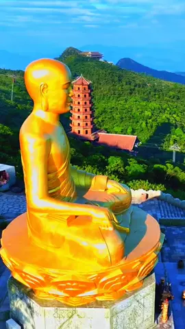 Chùa Yên Tử: Núi Yên Tử, Thôn Nam Mẫu, Xã Thượng Yên Công, thành phố Uông Bí, tỉnh Quảng Ninh. Ngoài ra, nơi này còn lưu trữ hệ thống di tích văn hóa, lịch sử gắn liền thời nhà Trần và Thiền phái Trúc Lâm Yên Tử. Chặng đường chinh phục đỉnh thiêng Yên Tử – Chùa Đồng 6.000 m dài hơi có thể mất tới 6 tiếng đồng hồ. Bạn phải băng qua những am tháp, bia chùa nép mình giữa các rừng cây trúc đại thụ, rừng tùng đẹp ngút ngàn trên chuyến đi hành hương. Khi đặt chân đến chùa Yên Tử, hành hương lên đỉnh chùa Đồng, hòa mình vào thiên nhiên đất trời hùng vĩ, ngút ngàn với xung quanh là mây mù bao phủ bạn sẽ hiểu cảm giác về với chốn bồng lai tiên cảnh, cả cơ thể như đang phủi bụi trần tục, trong tâm không vướng bận sân si là như thế nào.  A DI ĐÀ PHẬT #phatphapkydieu 