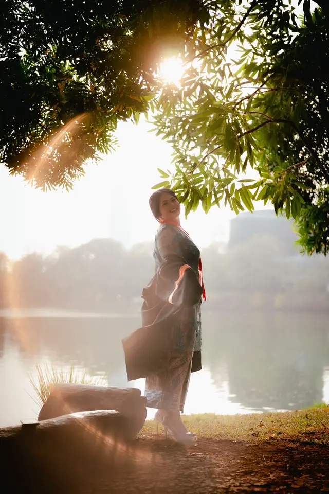 Sesi #rupawaktu bersama Maya dari Universitas Indonesia #WisudaUI #UniversitasIndonesia #FotoWisuda #FotograferWisuda  — Tags: Inspirasi foto wisuda Moodboard foto wisuda Konsep foto wisuda Pose foto wisuda