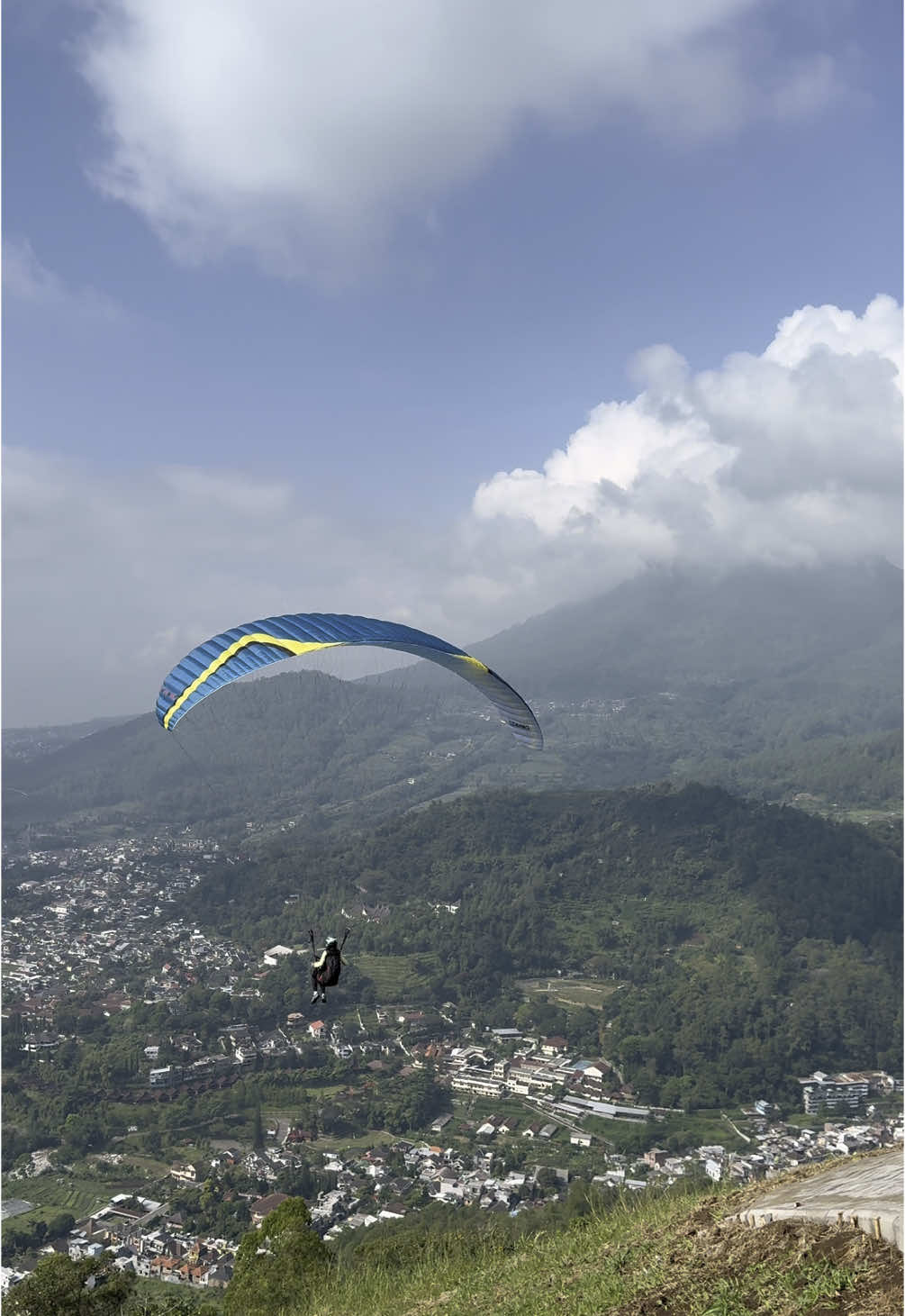 Ada yang sama gak, kesini duduk2 sambil liatin yg main paralayang dengan view Kota Batu. Untuk mba nya ijin posting yah🙏 #wisataparalayangbatu #kotabatu #paralayangbatumalang 