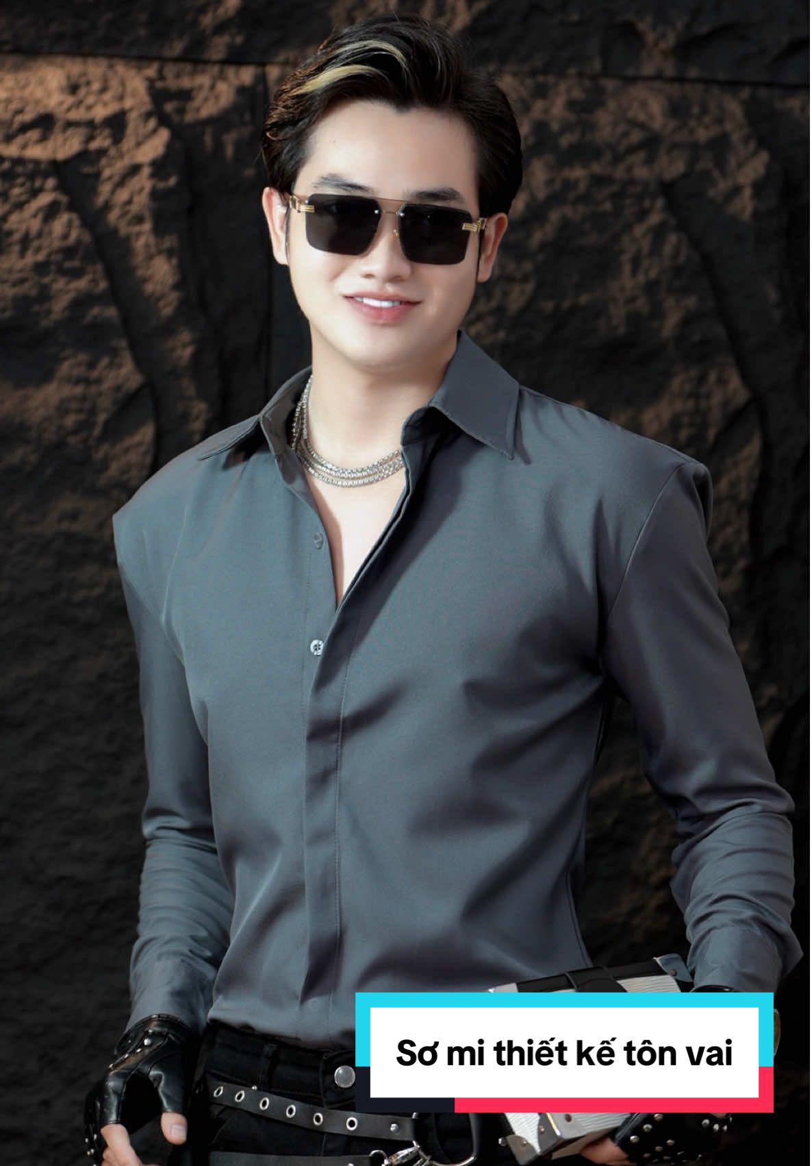 Đẹp trai chưa đủ, phải sắc lạnh như sương đêm. Sơ mi slimfit màu xám tro, chất lụa lì, đứng form – nâng tầm thần thái quý ông hiện đại. #t2luxury #thoitrangnam #somit2luxury #sominam 