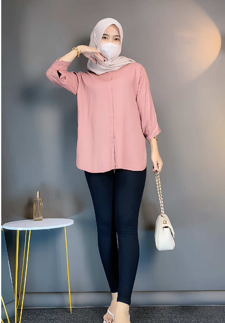 outfit sat set pake kemeja rayon bahan super adem🥰 wajib punya ini bestiii😍#outfitsimple #kemejawanita #kemejarayon #fyp 