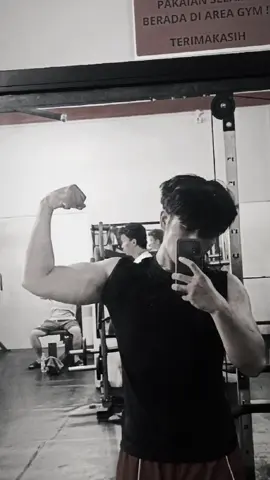 flex mini bicep 🙏 #gym #GymLife #gymrat #toji #fushiguro #fyp #foryou 