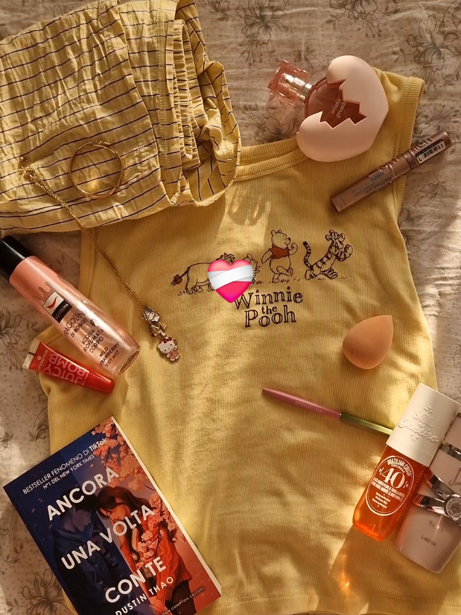 eh si, ho passato tutta la mia infanzia ad essere il maschiaccio, mi vergognavo di essere una bambina, quindi giocare ad essere una delle winx o al mondo di Patty, perché mi sono sempre vista troppo massiccia per interpretare uno di questi personaggi. eppure eccomi qua, a 24 anni a passare tempo a truccarmi, sistemarmi, riempirmi di gioielli e soprattutto comprare tutto di rosa, colore che rinnegavo perché 'a mary non poteva piacere il rosa', ma che infondo ho sempre amato. ❤️‍🩹 #neiperte #videoviral #pensieri #beauty #makeup #perfumetiktok #cleangirl #pink 