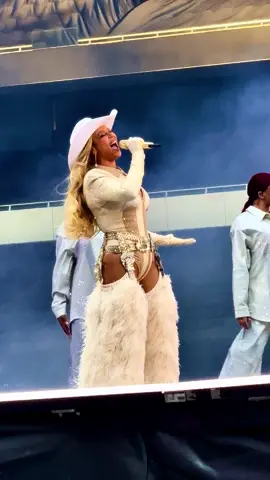 Looka looka looka looka looka #cowboycartertour #london #n4 #beyonce #newoutfit #americanrequiem @Beyoncé @Parkwood Entertainment 