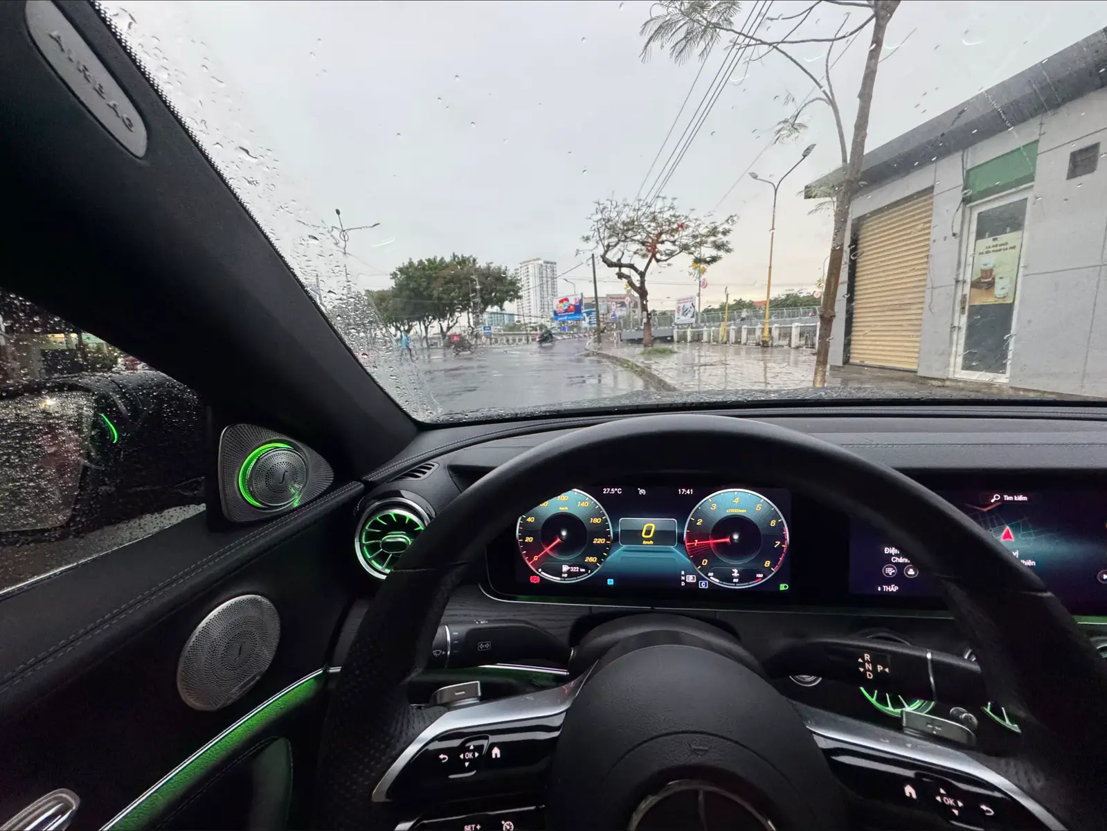 Tắm mưa đi làm cuối tuần 🥰